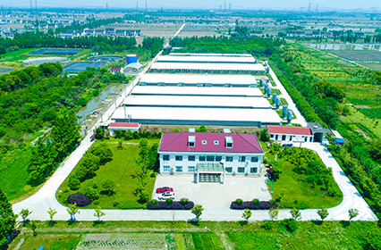 2007新建東石種豬場，引進國際先進的養(yǎng)豬設(shè)備，其工藝流程全部采用國外先進投術(shù)，次年投入使用，并成立了上海松林畜禽養(yǎng)殖專業(yè)合作社，可飼養(yǎng)圈存母豬1200頭。